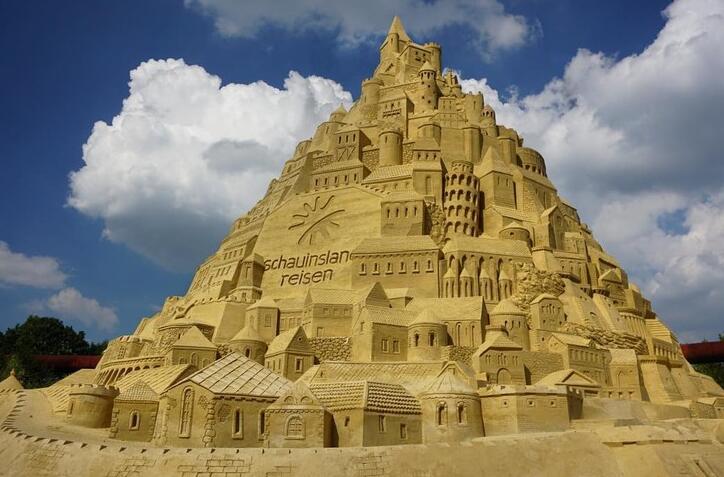 世界最大沙雕城堡建成，17米土堆上聚集全球知名建筑