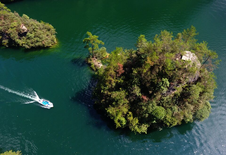 宝峰湖：蓝天碧水踏秋来