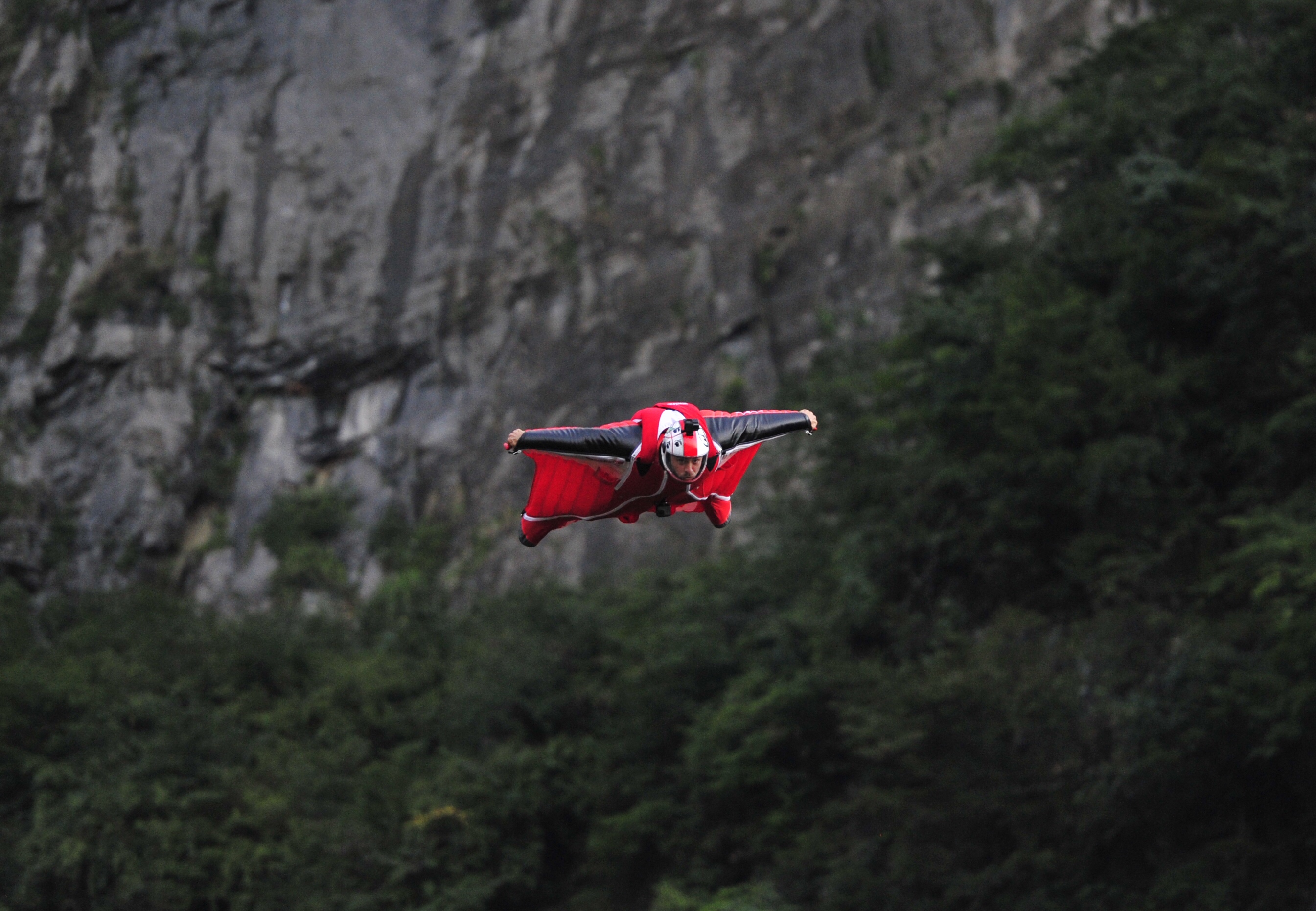 “空中飞人”翱翔云海：图片记录翼装飞行世锦赛震撼瞬间