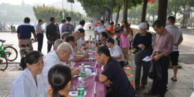 沅江市举行“服务百姓健康行动”大型义诊