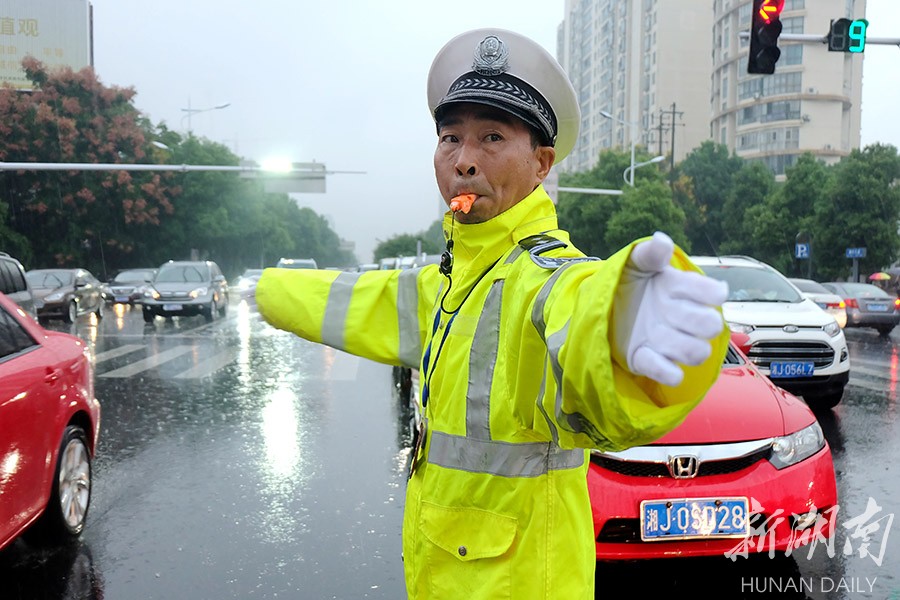 常德發佈暴雨黃色預警交警成安全路標