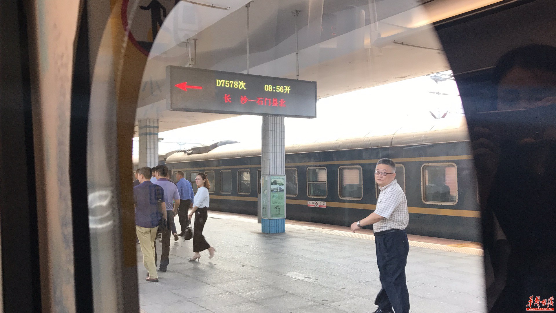 华声直播>>石长铁路动车今天正式通车