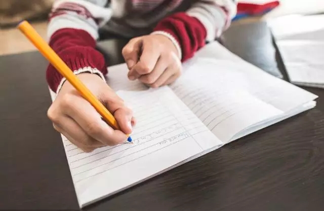 纠正错误的握笔姿势需要一个过程,约21天会逐渐养成