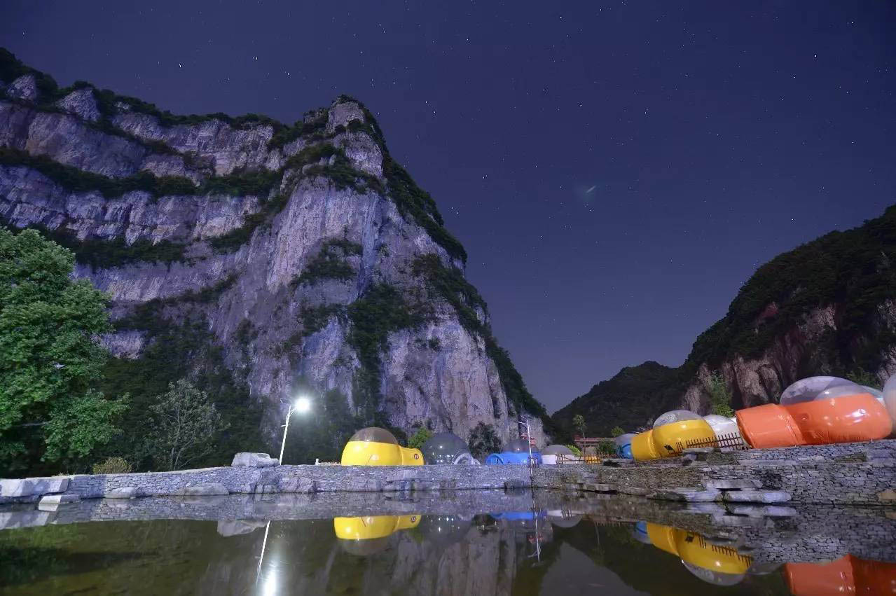 或许你亲近过新雨过后的塞海湖畔……但你一定未曾见过星空下的泡泡屋