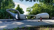 荷兰公园里修了个儿童游乐场，是隐藏童趣的科幻风格