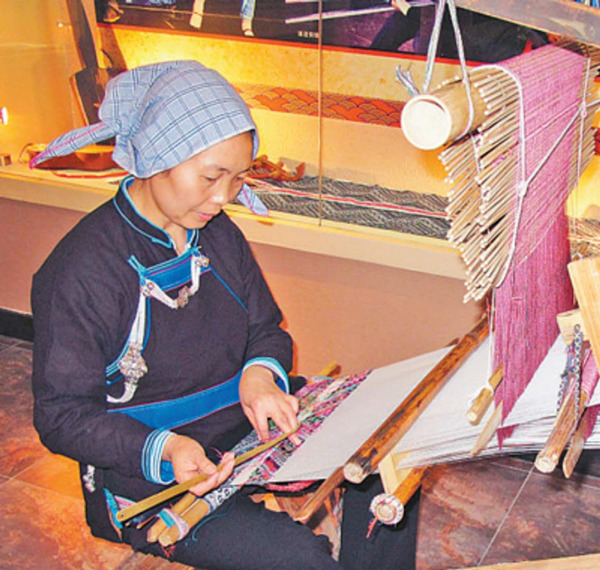 [怀化] "织女"村支书粟田梅:大山深处机杼声 声声悦耳