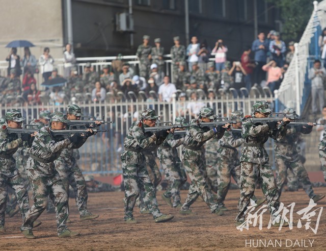 湘大新生军训创意表演 拼图“喜迎十九大”