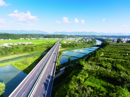 龙永高速公路的起点———龙山县石羔镇干比村酉水河大桥