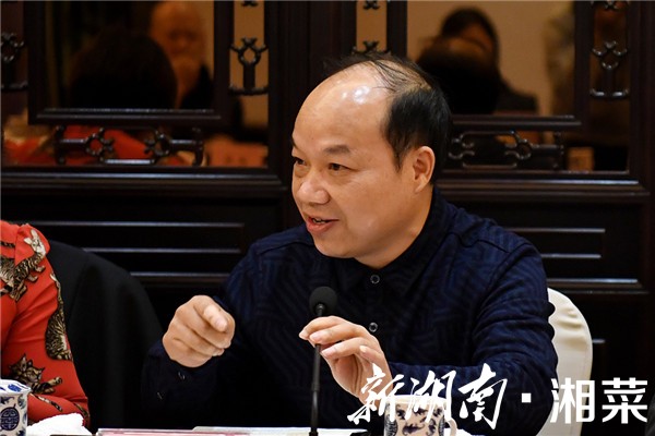 双峰(湘中)农博会组委会主任邹学耀做总结讲话