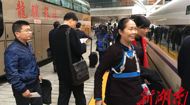 直播回放：高铁向着北京跑 湖南出席党的十九大代表赴京