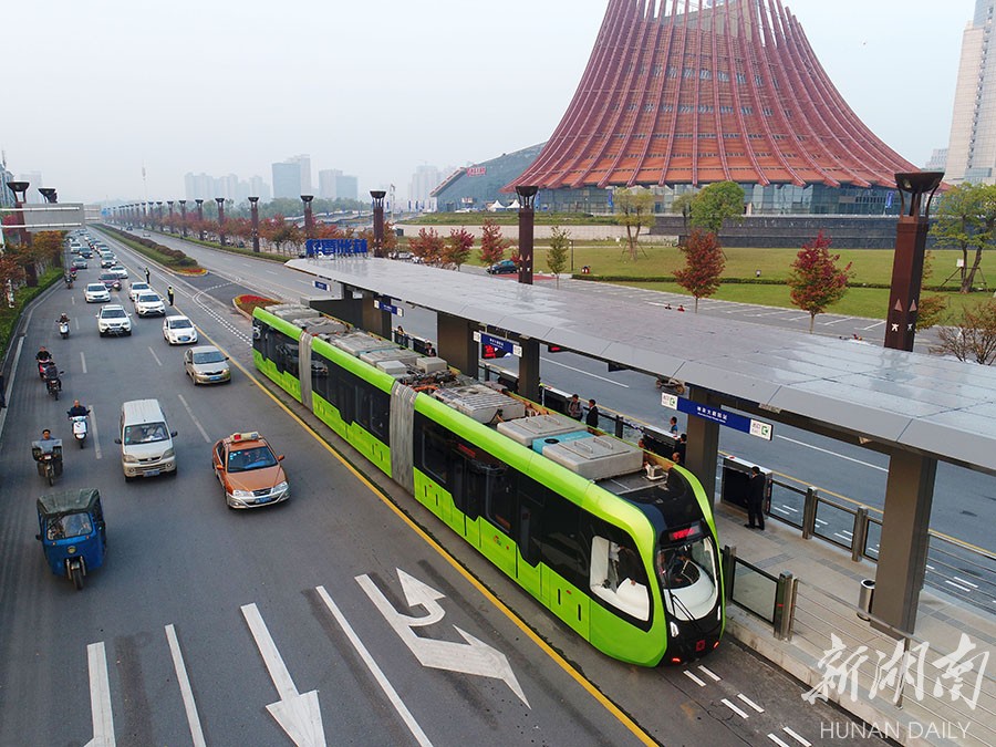 全球首列智轨列车湖南株洲"上路"