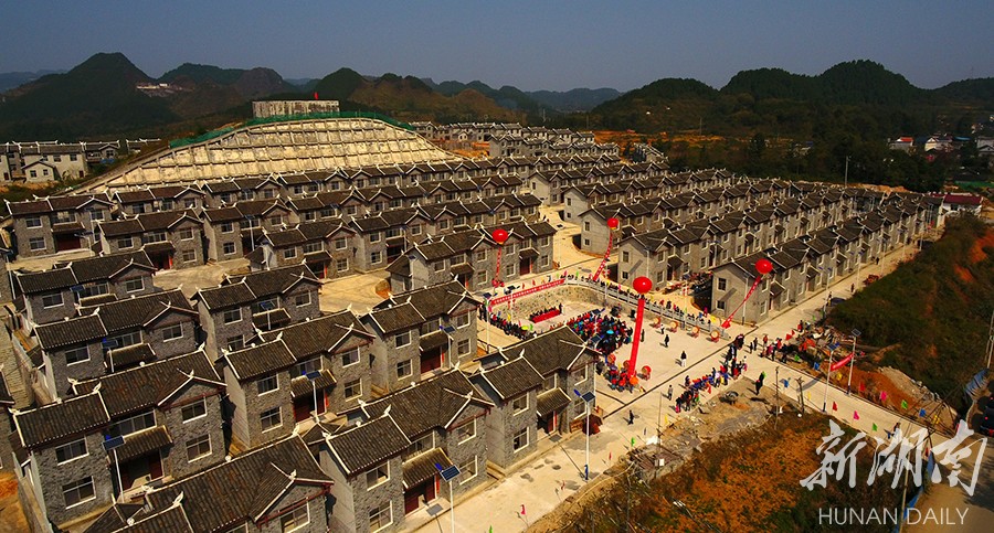 10月30日,花垣县民乐镇易地扶贫搬迁安置区,村民高高兴兴搬进新家.