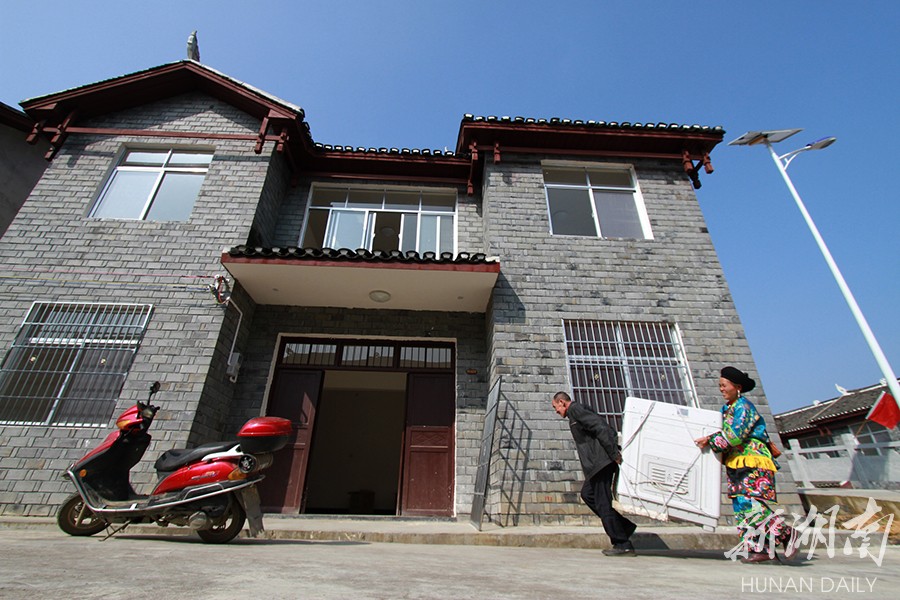 10月30日,花垣县民乐镇易地扶贫搬迁安置区,村民高高兴兴搬进新家.
