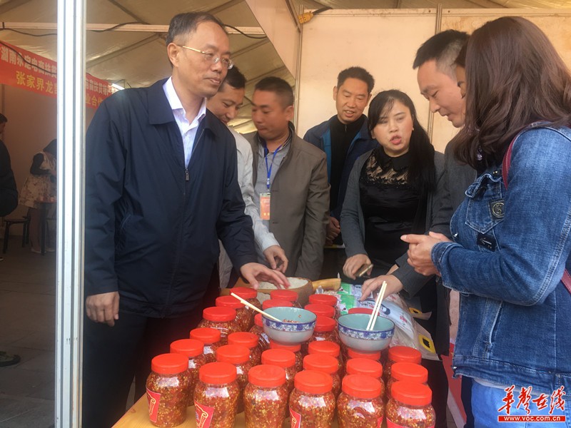 湖南省纪委驻商务厅纪检组组长,商务厅党组成员石慧农询问特产企业"