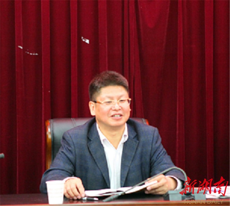 湘西州扶贫开发办李卫国主任主持传达学习贯彻十九大精神