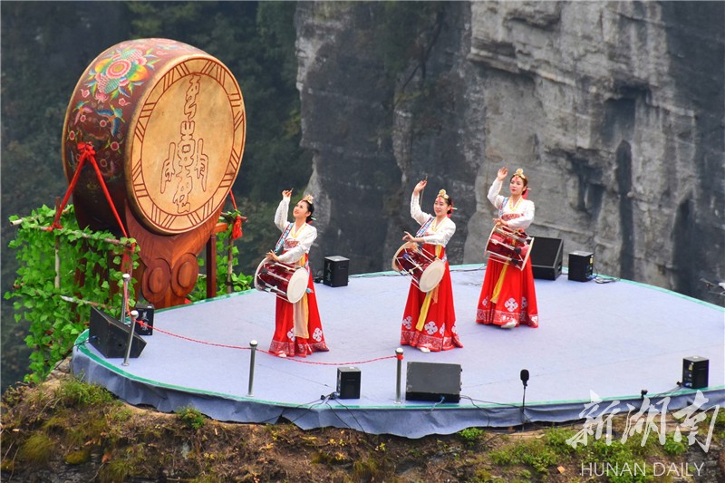 2017吉首鼓文化节启幕,来自世界的鼓声响彻天问台