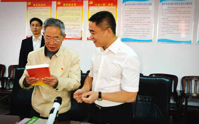 (雨湖區委書記王永紅向基層黨員贈送十九大學習讀本)