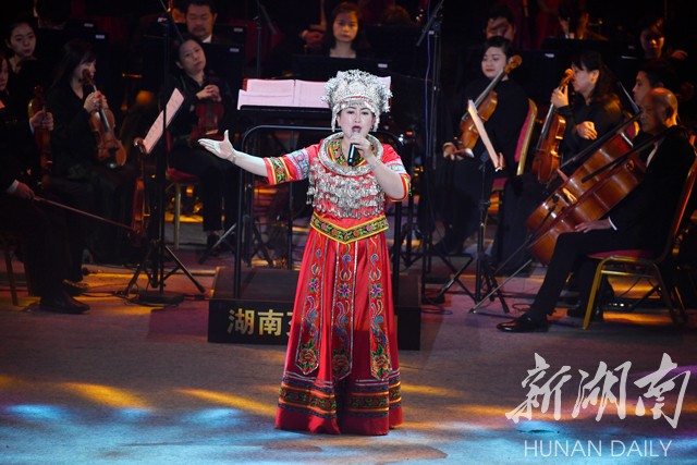 获得2017"桑植民歌王"的本地歌手张红英引吭高歌