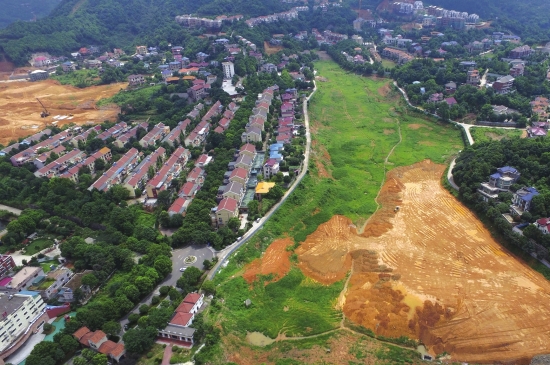 别墅小区建高楼 市民起诉规划局