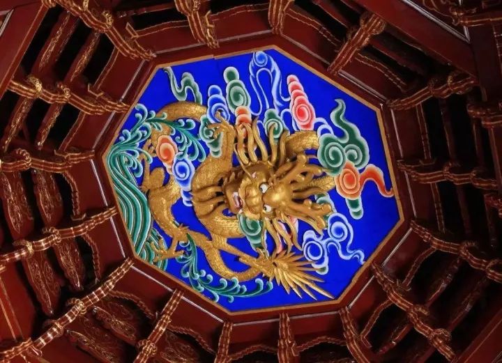 紫禁城中,藻井最为繁复,其中又数太和殿最为华丽.