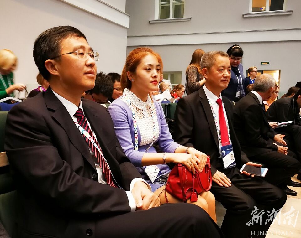 张家界市委常委,常务副市长罗智斌(左一)率团参加第六届圣彼得堡