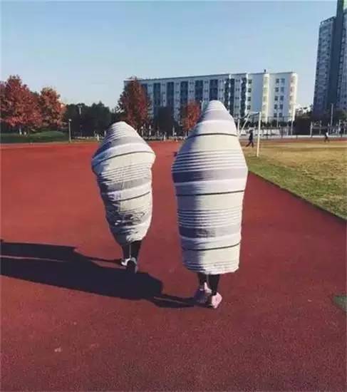 即使裹上厚厚的棉衣羽绒服,好像也无法抵御寒流,看来真的只能裹被子了