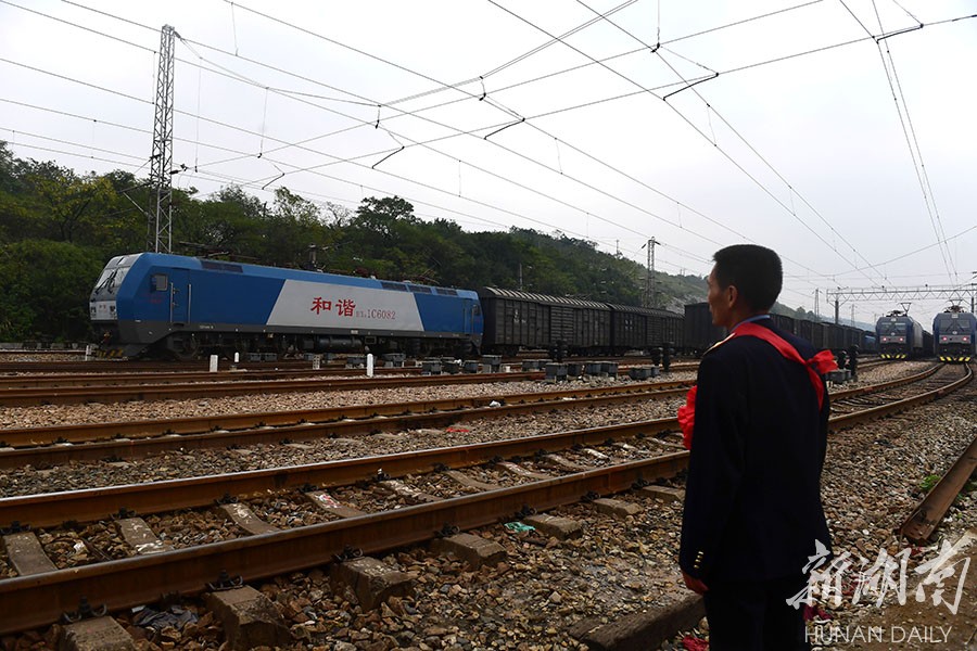 11月10日13时55分,x366次行包列车从郴州北站开出,杨自然习惯性地