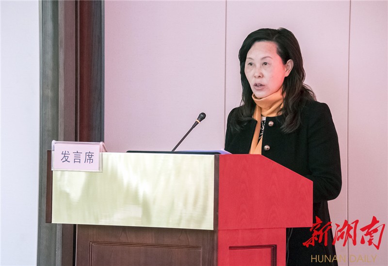 湘西州委统战部副部长,州工商联党组书记王小兰宣读《关于成立湘西州