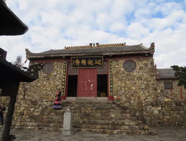 山顶的回龙古庙称古南岳,曾是南岳宗教文化的发源地,"回龙望日"为资兴