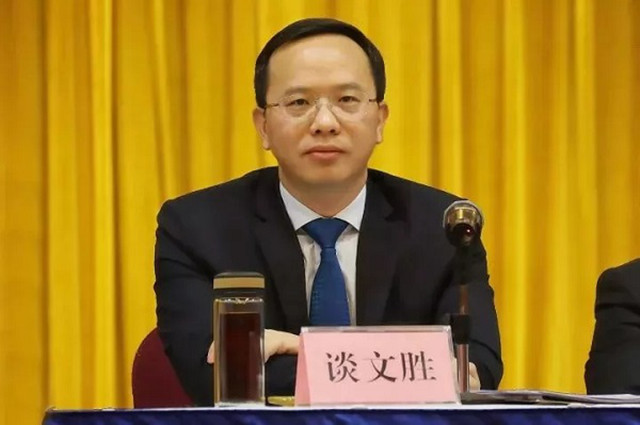 市委副书记,市长谈文胜主持大会.