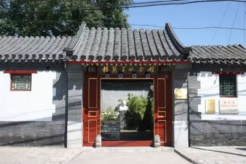 凝重又宽敞,大多威严肃穆,为古时南方宦官之家的宅门,将军门气势逼人