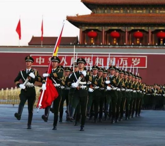 (资料图片:国旗护卫队着新式礼宾服,佩新式礼宾枪.