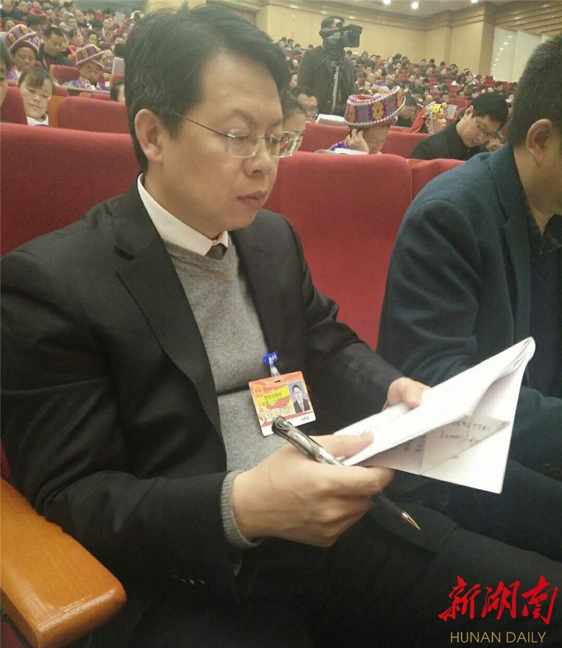 2新湖南客户端记者01-03 10:33花垣县人大代表团代表隆立新.