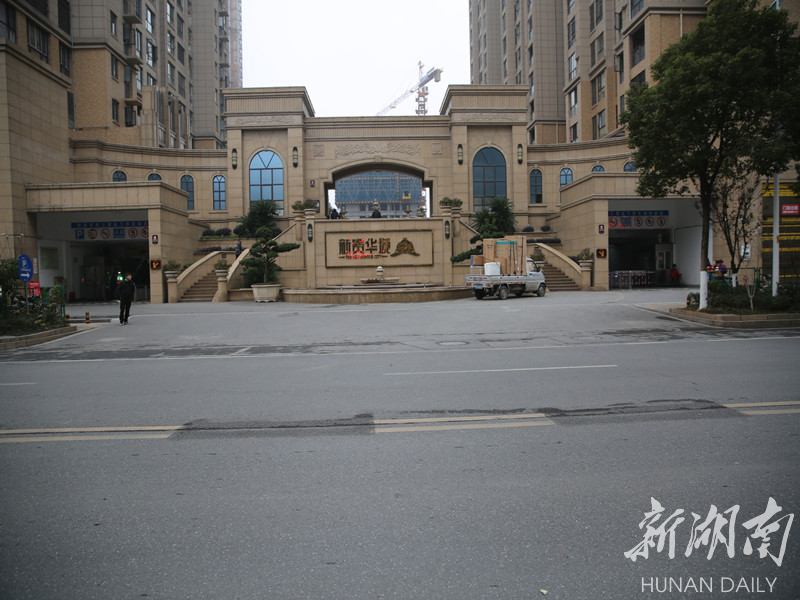 南湖路新贵华城小区门口双实线变成虚线,回家更方便了