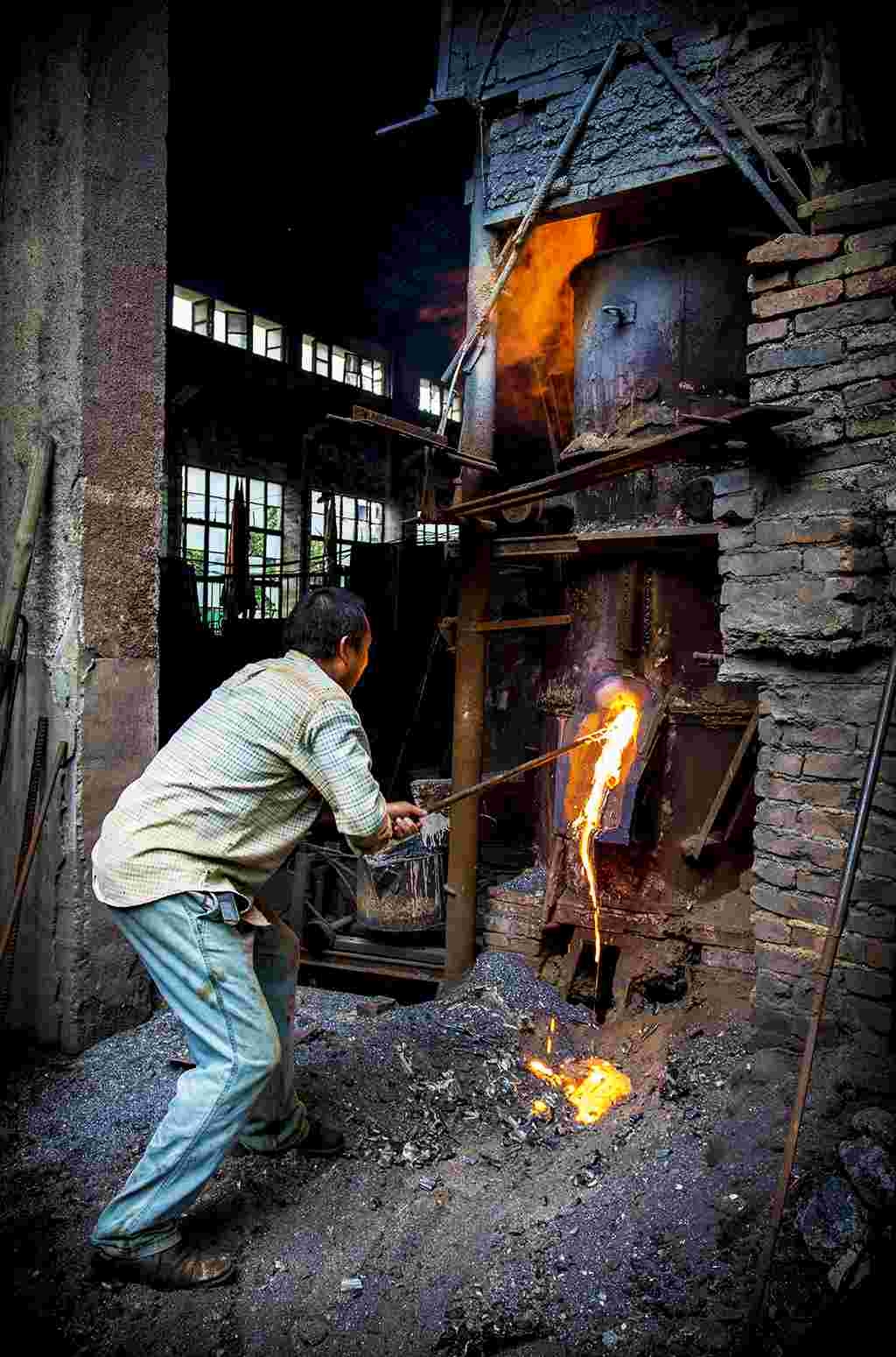 铸造工在辛勤的劳动.蔡高龙 摄