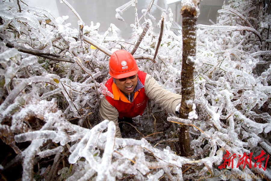 龙山冰雪灾害严重 相关部门极力保障通行和用电安全