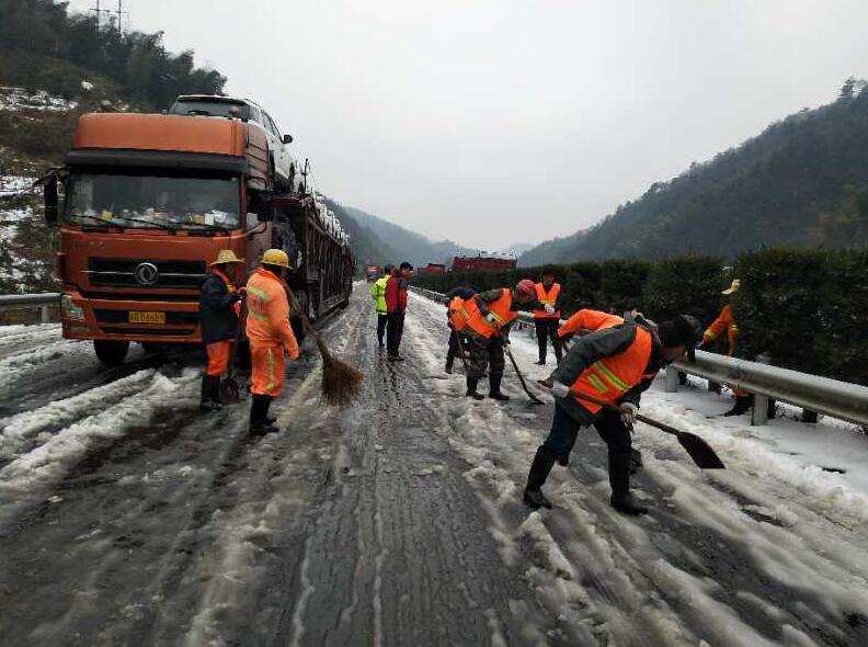 现场直击丨融雪、破冰……杭瑞高速上的抗冰保畅100小时