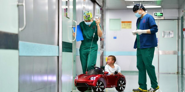 儿童医院里开起了“儿童专车”