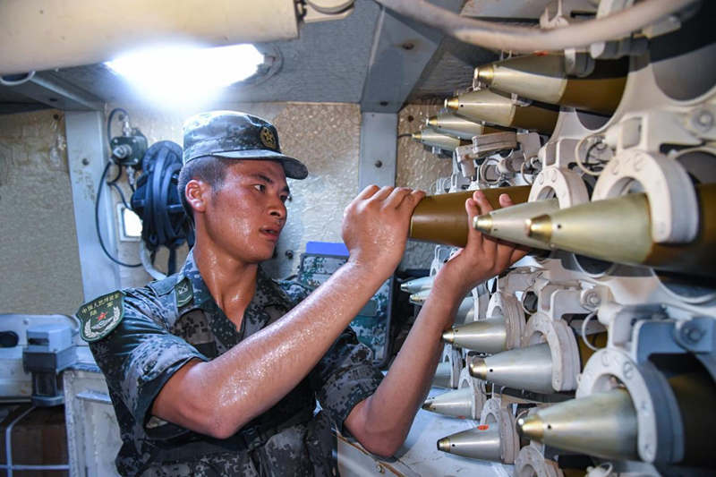 在站车内填装炮弹(张腾 摄)