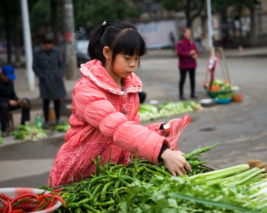 双峰11岁小女孩独自照顾病母7年 梦想成为漫画家
