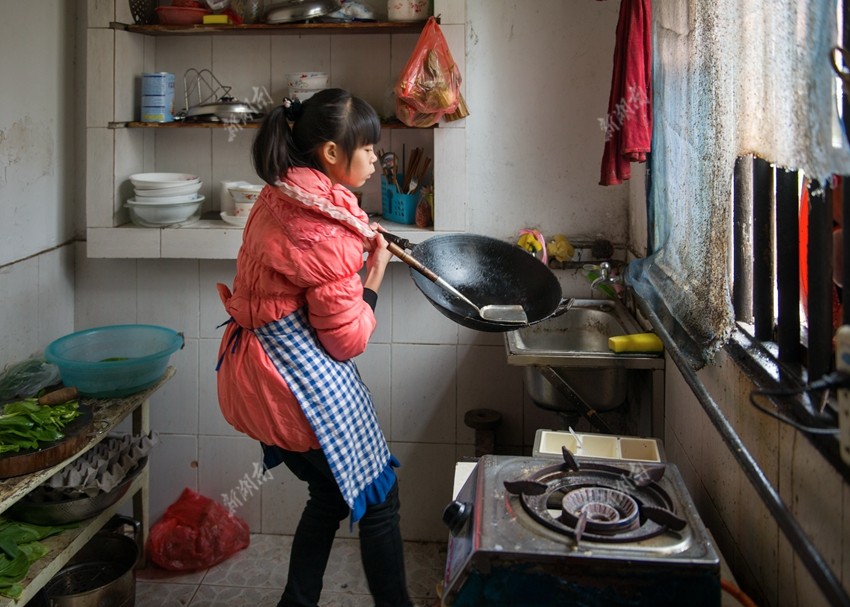 湖南11岁小女孩独自照顾病母7年 梦想成为漫画家