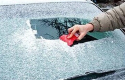 车玻璃结冰千万别用热水浇