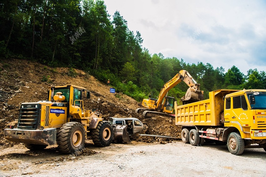 2017年8月8日,g242国道新晃境内水毁塌方地段.