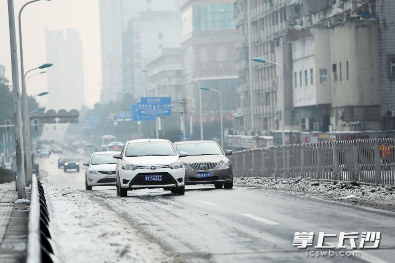 在冰雪路面上行车，一定要保持均匀的行车速度，即使在必要提高车速时，也要慢慢加速，避免加速过急而导致车辆侧滑。长沙晚报记者 黄启晴 摄