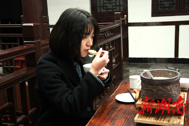 艺人赵亚米现场试吃"好呷洪江"美食 - 洪福洪江年