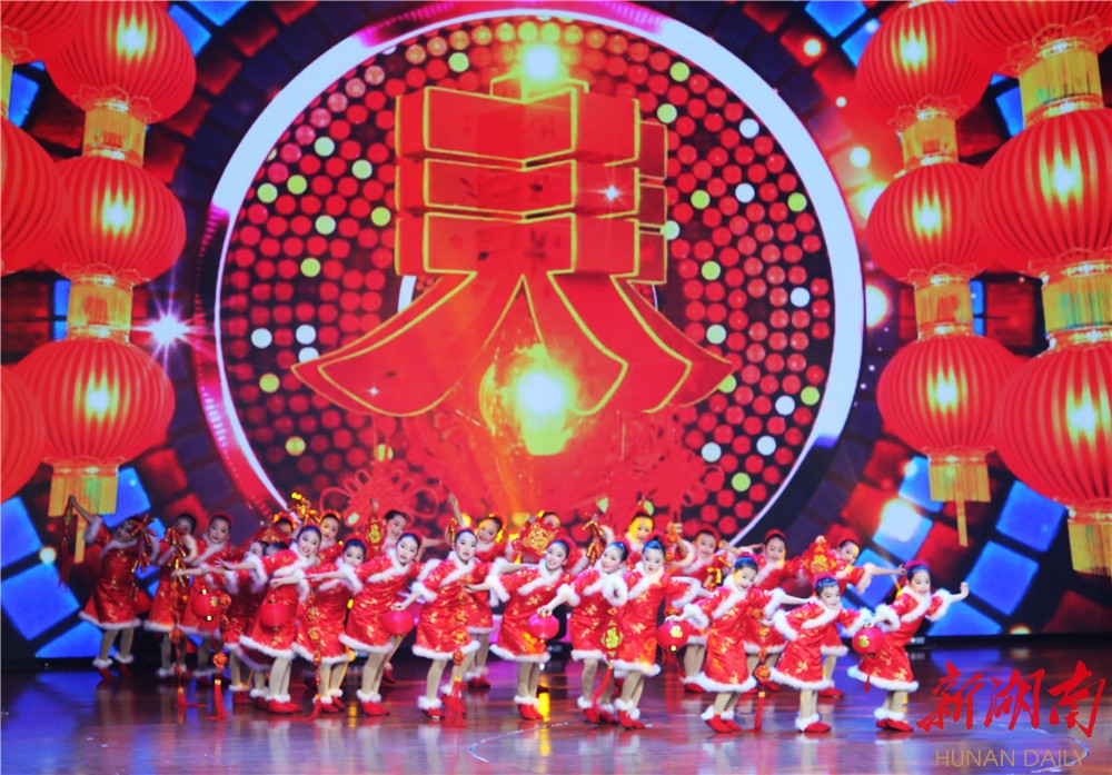 2018湘西春节联欢晚会精彩上演