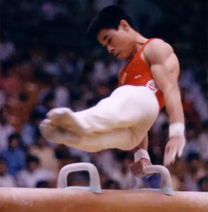 56公斤级抓举和挺举中,6次试举,被寄予厚望的何灼强只有两次成功.