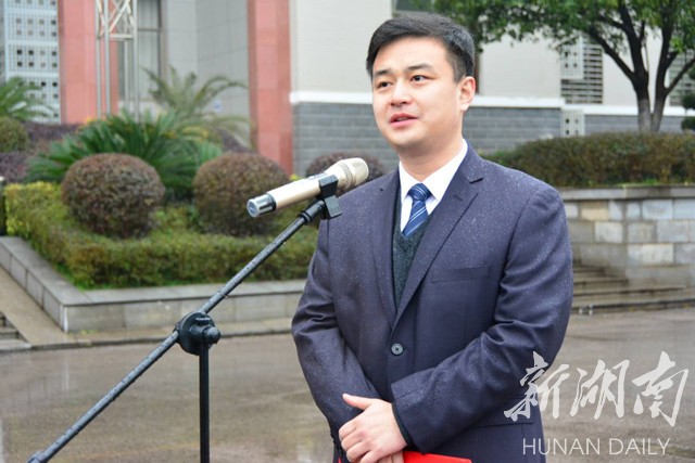 雨湖区:举行升旗仪式喜迎新年