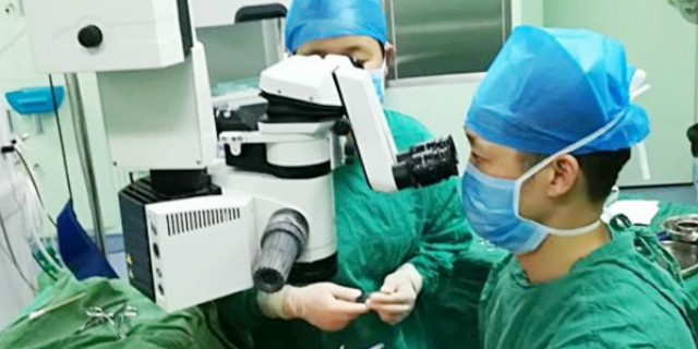 女子眼眶内有“定时炸弹” 医生通过显微镜实施手术巧摘除