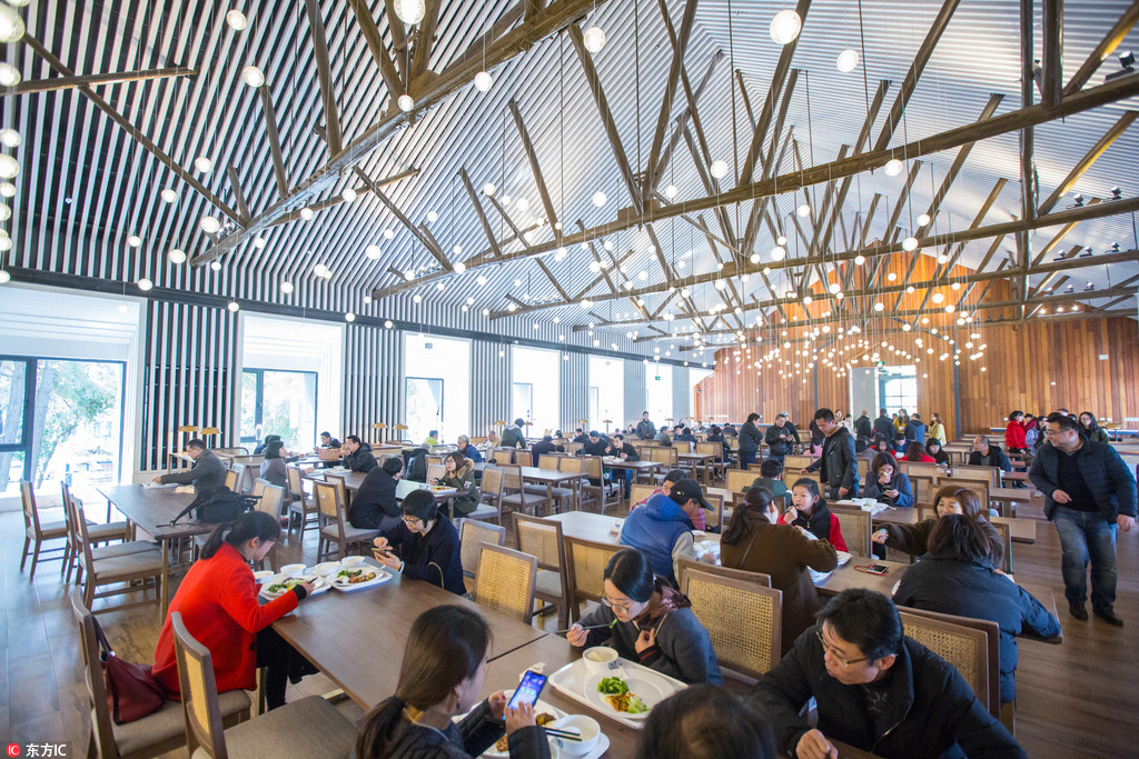 浙江大学玉泉校区的老食堂重新开张,这幢上世纪60年代的老房子装修一